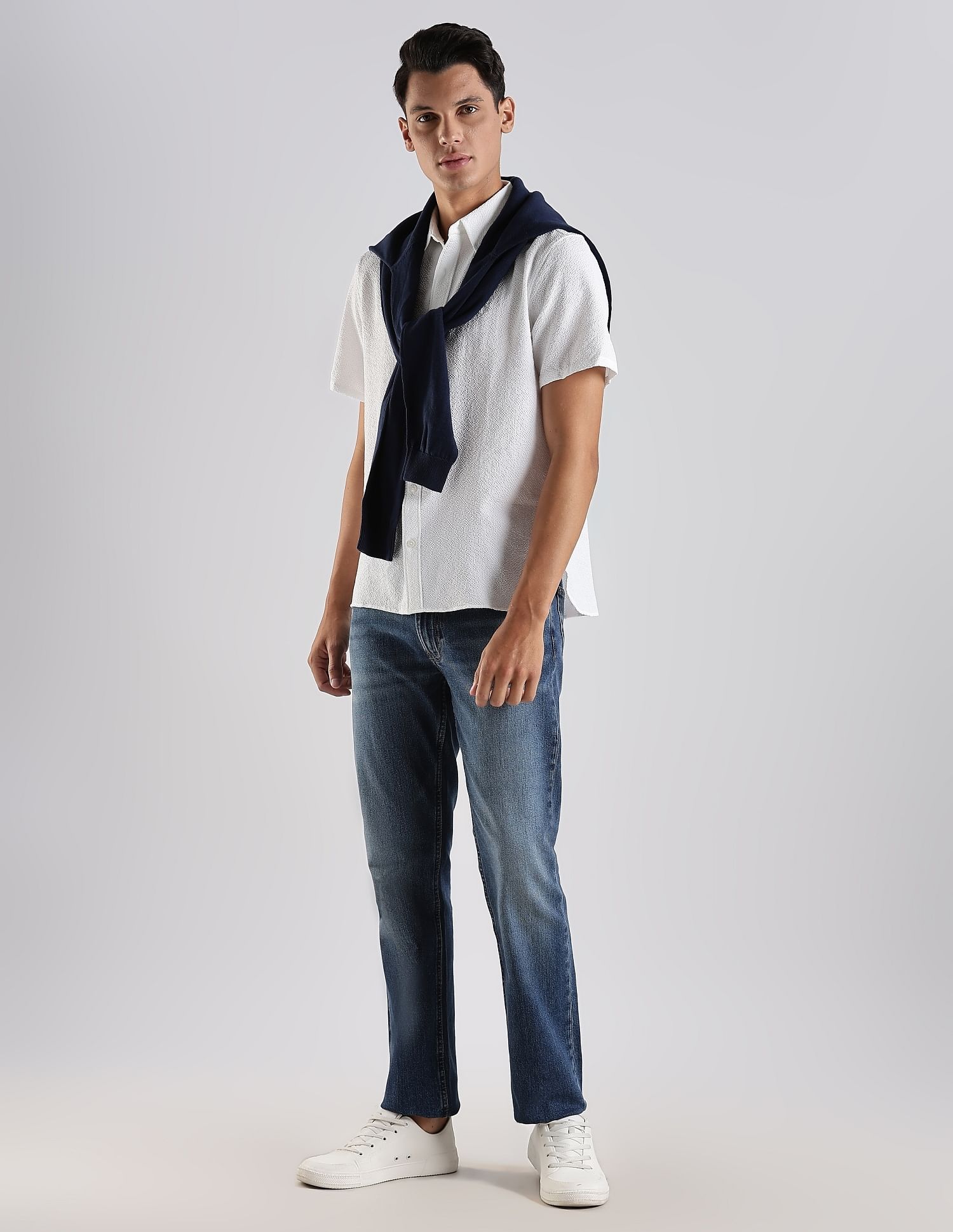 Calvin Klein Jeans Light Wash Staright Fit Mid Rise Jeans