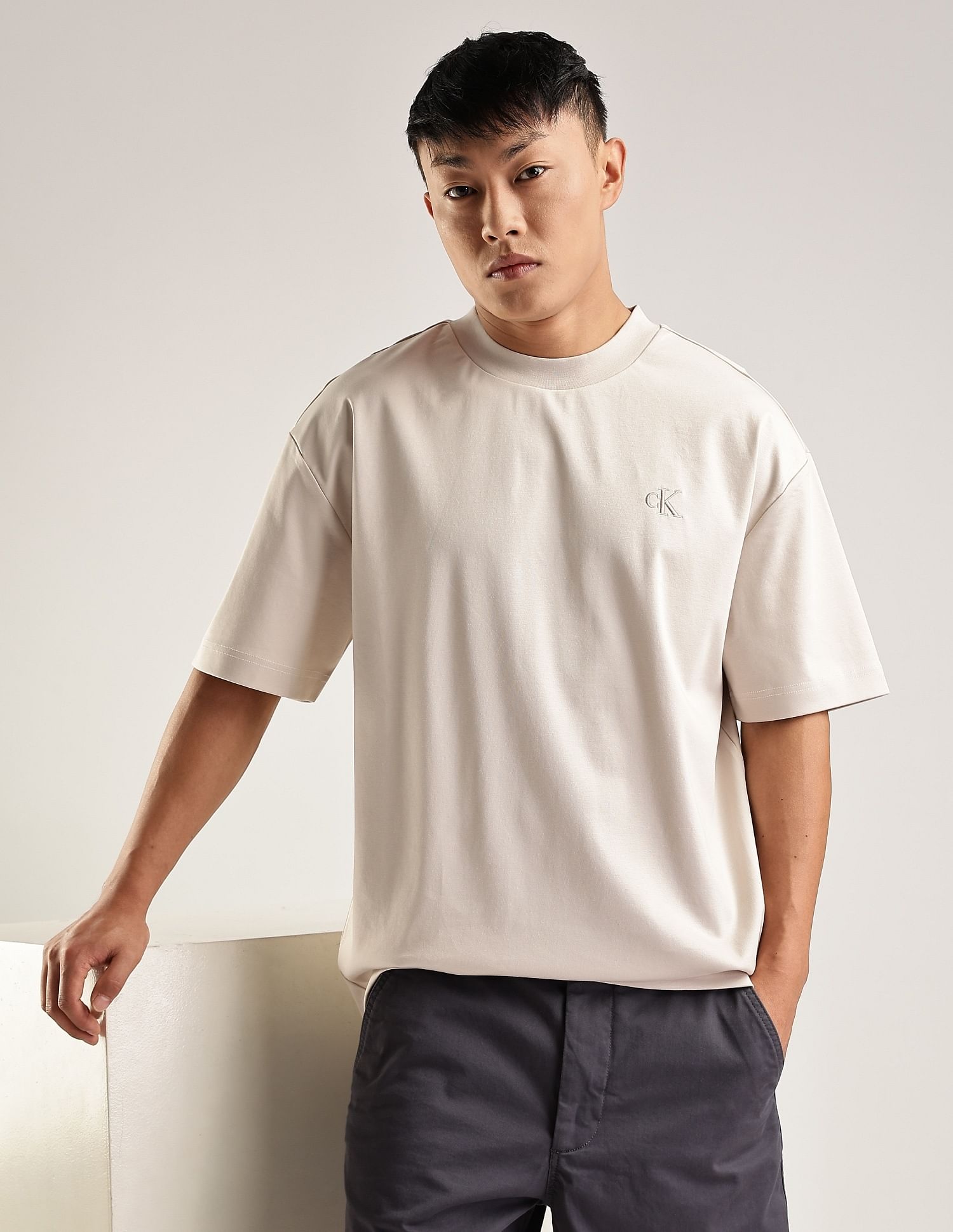 Calvin Klein Jeans Logo Regular-Fit Cotton T-Shirt