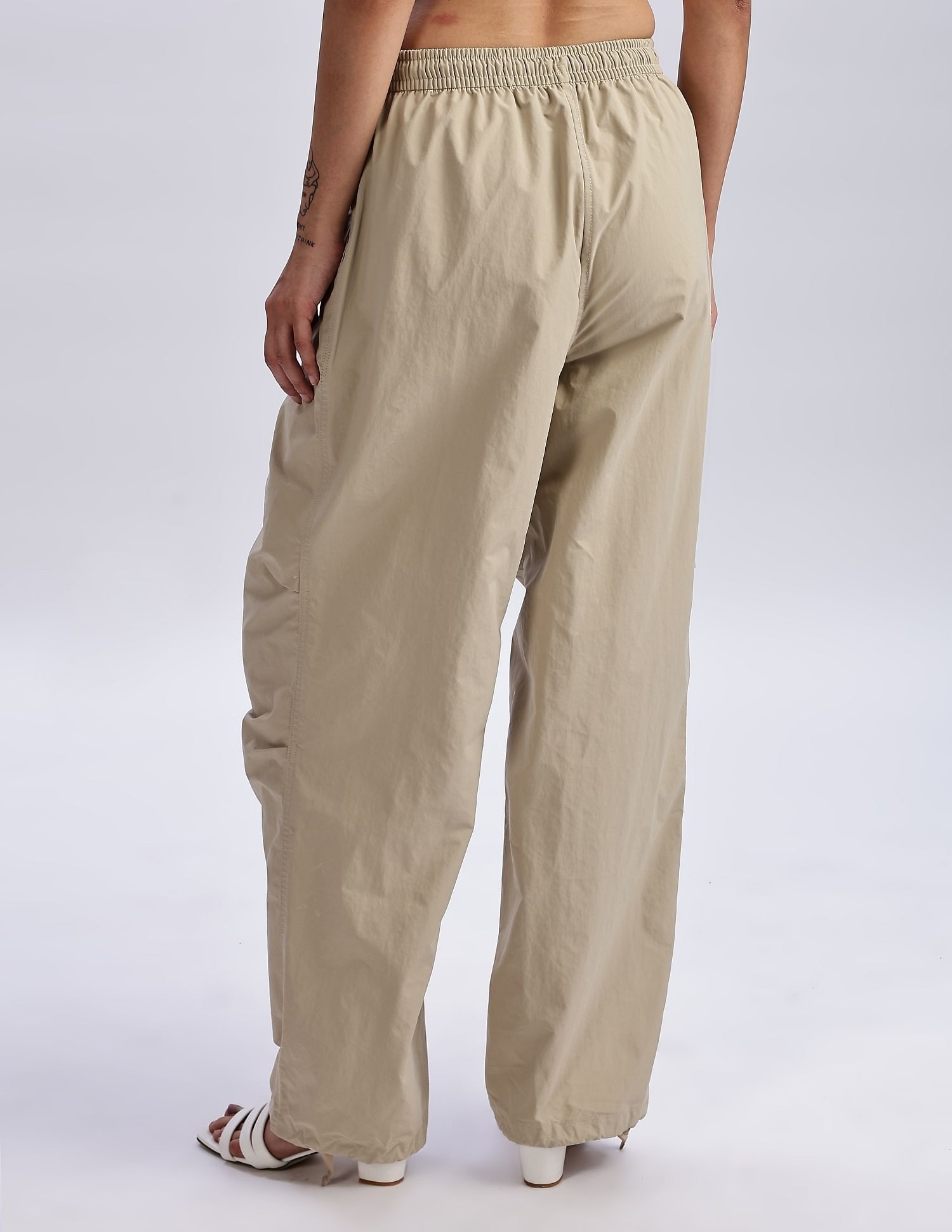 Calvin Klein Jeans Straight-Fit Solid Mid Rise Joggers