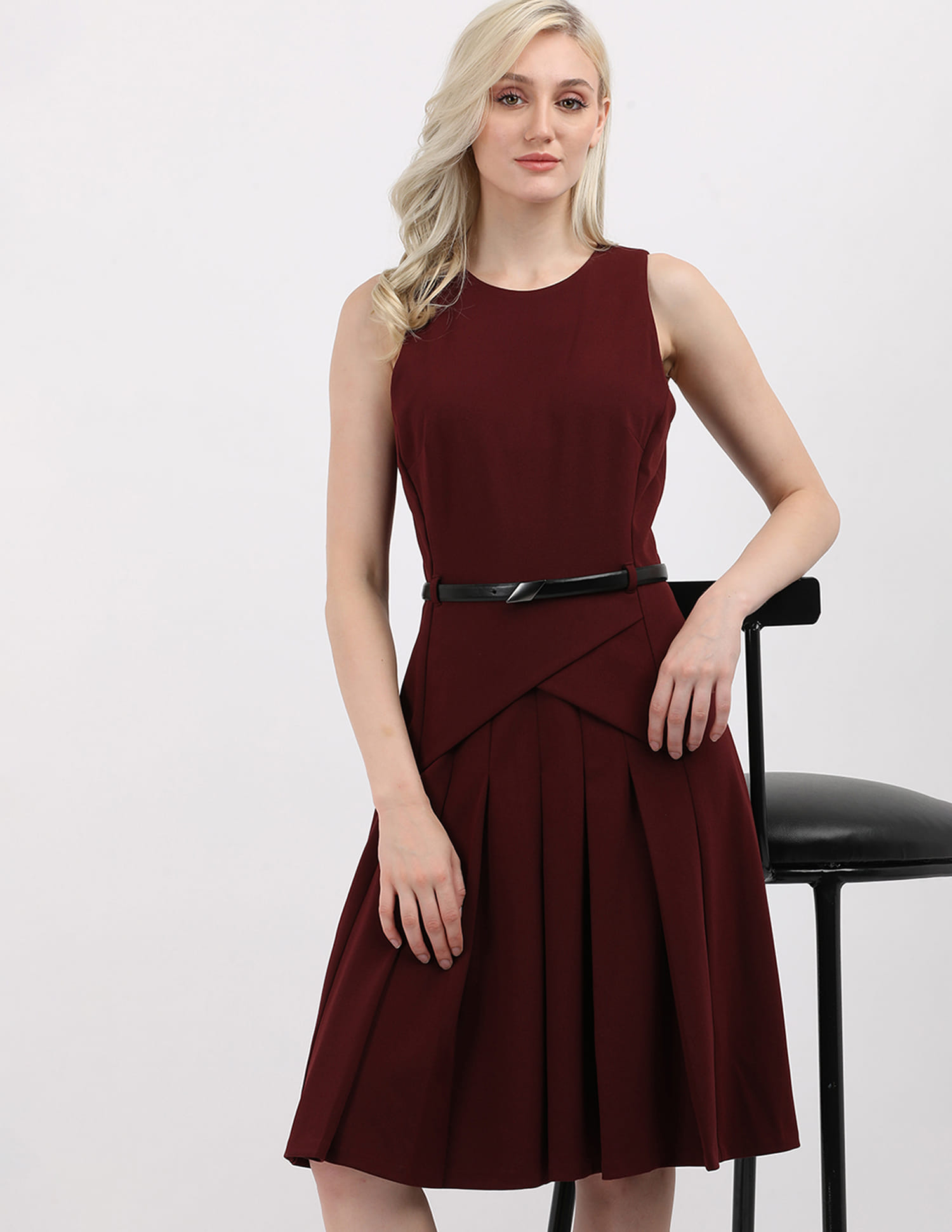 calvin klein dress sleeveless pleated a line Zapaka Women White A Line Sweep Train Boho Wedding Dress with Sash Chiffon  V-Neck Bridal Dress – ZAPAKA main image 1