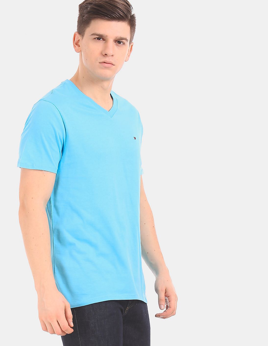 Buy Tommy Hilfiger Men Men Blue V-Neck Solid T-Shirt - NNNOW.com